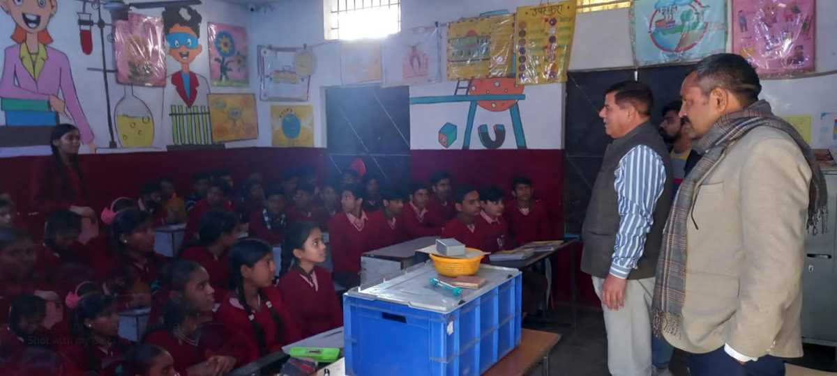 प्राथमिक विद्यालय का डायट प्राचार्य ने किया निरीक्षण